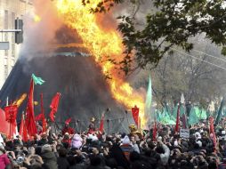 El pasado 29 de noviembre grupos asaltaron recintos de la Embajada del Reino Unido, arrancando y quemando la bandera. EFE  /