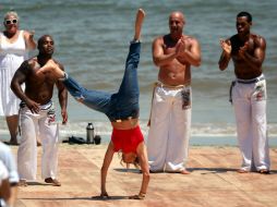 La superestrella junto a su numeroso equipo desembarcaron para la filmación de rigor donde ella sale bailando capoeria. EFE  /