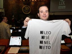 El presidente del PAN Jalisco, Miguel Monraz Ibarra, con una playera que alude a la pifia de Peña Nieto.  /