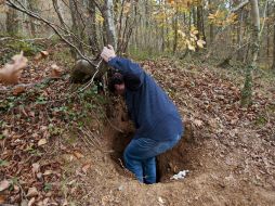 El bidón se halló en una zona montañosa cercana a unas canteras, donde fue descubierto por un excursionista. EFE  /