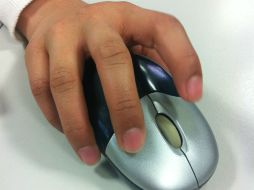 A 'clicar' le dan el significado de 'pulsar alguno de los botones del ratón de la computadora'.  /