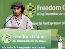 El ciberactivista sirio Amjad Baiaz en el foro de Libertad en línea en La Haya. AFP  /