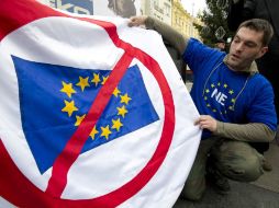 Un manifestante croata protesta en su país en contra del ingreso de Croacia en la Unión Europea. NTX  /