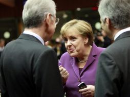 La canciller alemana Angela Merkel charla con el primer ministro italiano Mario Monti en la reunión de la UE. EFE  /