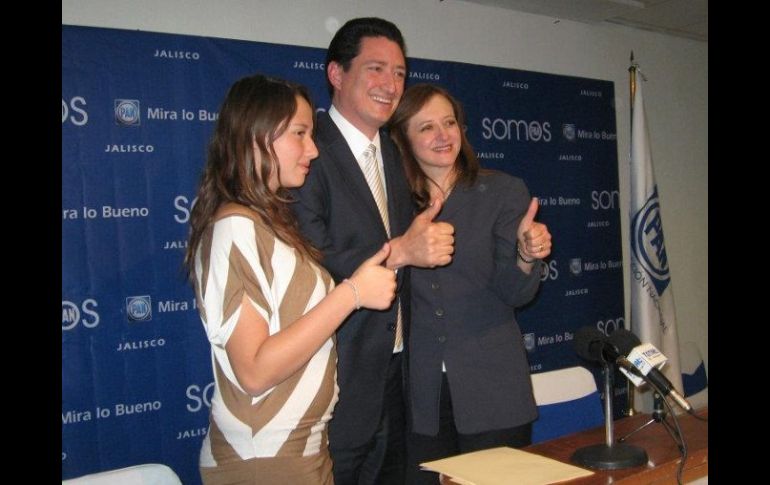 Alonso Ulloa Vélez acudió a las oficinas del Comité Directivo Estatal en compañía de su familia. ESPECIAL  /