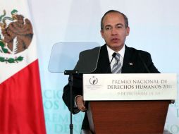 El presidente Felipe Calderón después de haber entregado el Premio Nacional de Derechos Humanos 2011. NTX  /