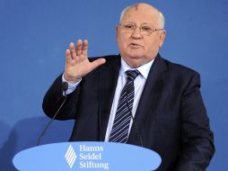 El expresidente soviético Mijaíl Gorbachov pronuncia un discurso tras recibrir en Múnich el galardón Franz-Josef-Strauß. EFE  /