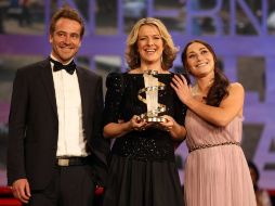 El guionista Daniel Dencik, la directora Frederikke Aspöck y la actriz Stephanie Leon, tras recibir el premio. AFP  /