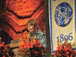 Monica, esposa del sueco premio Nobel de Literatura Tomas Transtromer, pronuncia un discurso en agradecimiento por el galardón. EFE  /