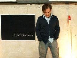 El artista en su estudio, junto a la pieza Have you kissed your art collection today?  /