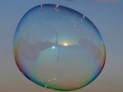 El Castillo Real y la Columna de Signundo se reflejan en una pompa de jabón, en la sección antigua de Varsovia, Polonia. ARCHIVO  /