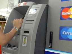 Los clientes de la banca tienen a su disposición 36 mil cajeros automáticos. NOTIMEX  /