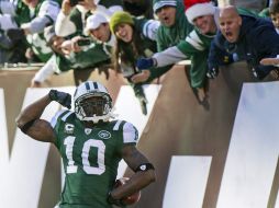 Santonio Holmes posa para la foto con los aficionados festejando una anotación. REUTERS  /