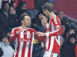 Matthew Etherington celebra la segunda anotación contra el Tottenham  con su compañero Peter Crouch. REUTERS  /