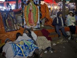 Miles de personas pasaron la noche en vigilia en las afueras del recinto religioso para cantarle 'Las mañanitas' a la Virgen. AFP  /
