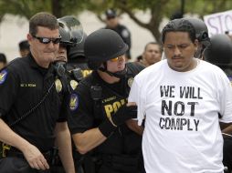 En esta imágen de archivo, se ve a uno de los manifestantes en contra de la ley SB 1070 ser detenido. AP  /