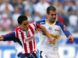Josep Guardiola de (D) peleando por el balon con Omar Bravo de Chivas durante la semana 5 del Torneo Clausura 2006. MEXSPORT  /