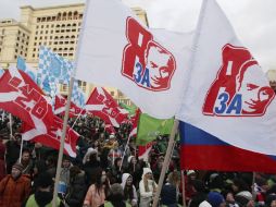 Los manifestantes se agruparon frente al Kremlin para dar su apoyo a la candidatura presidencial de Vladimir Putin. EFE  /