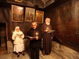 Fieles cristianos rezan en la gruta de la Basílica de la Natividad, lugar donde se cree nació Jesucristo, en Belén. EFE  /