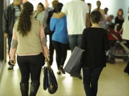 Compradores recurren al comercio electrónico para evitar las aglomeraciones en centros comerciales. ARCHIVO  /