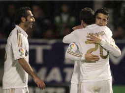 Cristiano Ronaldo (D) abraza a Gonzalo Higuaín frente  Hamit Altintop después de lograr el gol ante Ponferradina. AP  /