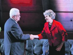 La directora general de la UNESCO,Irina Bokova, felicita al presidente Mahmud Abbas, en París. NTX  /