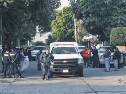 Policías estatales acudieron al cruce de las calles San Gabriel y Francisco Javier, donde fueron encontrados los cadáveres.  /