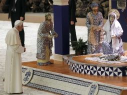 El Papa ora frente al nacimiento elaborado por artesanos poblanos que adorna el Aula Pablo VI en El Vaticano. REUTERS  /