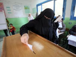 Una mujer vota en un colegio electoral en Giza. EFE  /