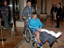 Villa, acompañado del médico del club Ricard Pruna, a su llegada al hotel de concentración del equipo en Yokohama. EFE  /