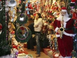 Los cibernautas de Android y iPhone buscan que la Navidad salte de sus smartphones. EFE  /