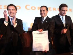 El precandidato del PAN, Ernesto Cordero (c),  al registrar su precandidatura. EL UNIVERSAL  /