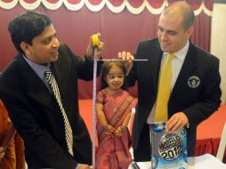 Amge logró entrar al libro de los Guinness quitándole el título a una mujer estadounidense que mide siete centrímetros más. AFP  /