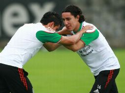 Pablo Barrera (I) y Efraín Juárez colaborarán junto con el resto del plantel para poder ganar este partido. MEXSPORT  /