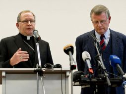 El arzobispo Wim Eijk (izq.), y el presidente de la Conferencia Religiosa Holandesa, Cees van Dam, en conferencia de prensa. EFE  /