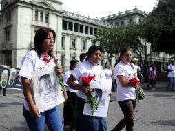 Con pancartas con las leyendas 'Ningún ser humano es ilegal', manifestantes repudiaron las leyes contra inmigrantes hispanos. EFE  /