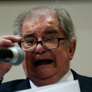 Recibe León-Portilla premio 'Hugo Gutiérrez' en Querétaro