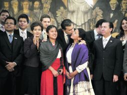 El secretario de Educación Pública, Alonso Lujambio, junto con los ganadores del Premio Nacional de la Juventud 2011. EL UNIVERSAL  /