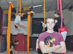 El coordinador escolar de Circo Dragón, Jou Merino, trabaja con niños desde los 12 años y hasta adultos mayores.  /