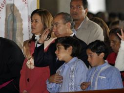 Al terminar la ceremonia, el mandatario recorrió un poco los pasillos para saludar a la gente. EFE  /