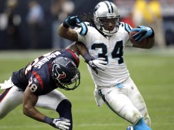 El corredor DeAngelo Williams (34) es movido de su sitio por Daniel Manning (38) dentro del encuentro . AP  /