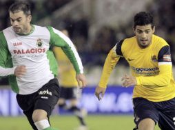 El centrocampista mexicanoCarlos Vela (D) disputa el balón con el defensa del Racing de Santander Marc Torrejón. EFE  /