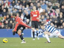Javier Hernández, quien entró a la mitad del segundo tiempo, es frenado de la camisa por un defensa del Queens Park. EFE  /
