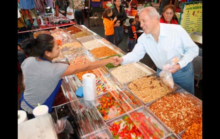 El precandidato Fernando Guzmán, visitó el tradicional mercado de Santa Tere, como parte de inicio de su campaña.  /