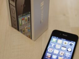 En París otro tribunal rechazó el intento de la empresa surcoreana al querer bloquear las ventas del iPhone 4S. ESPECIAL  /