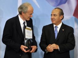 Felipe Calderón (der) en la entrega del premio Nacional de Ciencias y Artes 2011 a Jean Meyer Barth (izq). EFE  /