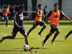 Marco Fabián (izq.) durante el entrenamiento del Guadalajara.  /