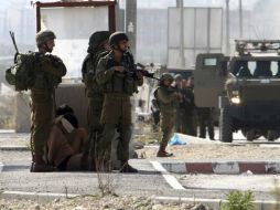 Soldados israelíes detienen a jóvenes palestinossospechosos de portar explosivos. EFE  /