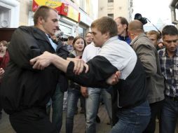 Policía bielorruso forcejea con un joven opositor del gobierno del presidente Lukashenko, durante una manifestación. ARCHIVO  /