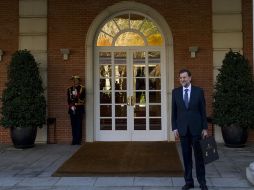 El presidente del Gobierno, Mariano Rajoy, llega al Palacio de la Moncloa. EFE  /